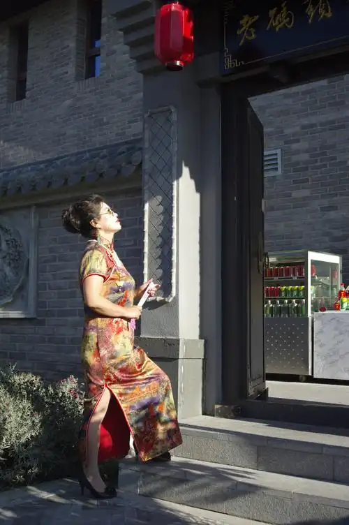 穿旗袍的风韵女人
