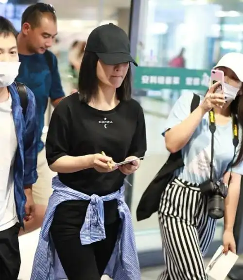 路人身份曝光后才知我们可能错怪谢娜助理了