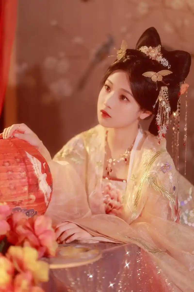 谁不想做一个大唐盛世的小公主呢?#汉服 #古风 #汉服妆造  - 抖音