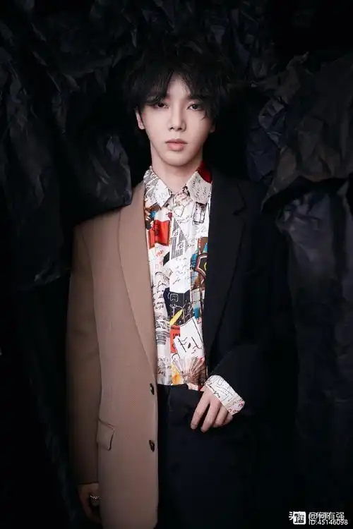 华晨宇虽然在舞台上霸气外露,很多的歌曲也非常的带动人心,但是私底下