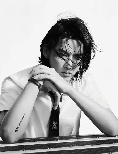 吴亦凡黑白时尚大片 浴袍造型性感撩人