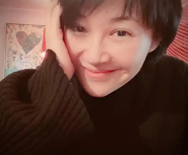 原创53岁许晴状态依然能打身材不输年轻小姑娘岁月从不败美人