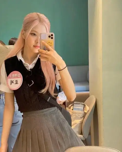 rosé 对镜自拍合集__财经头条