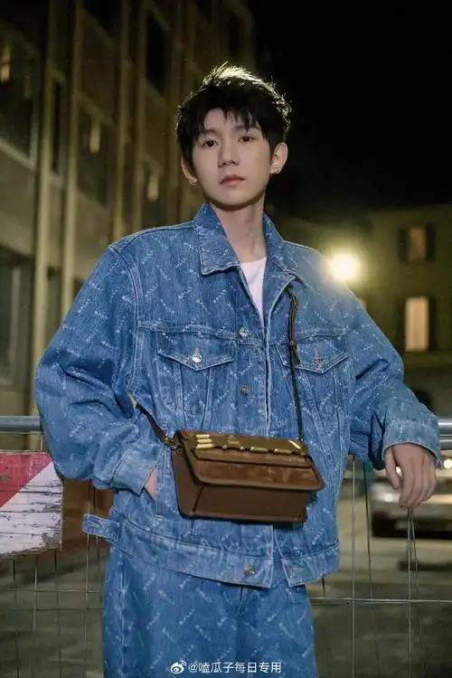 王源在米兰街头拿汉堡##王源米兰时装周看秀造型