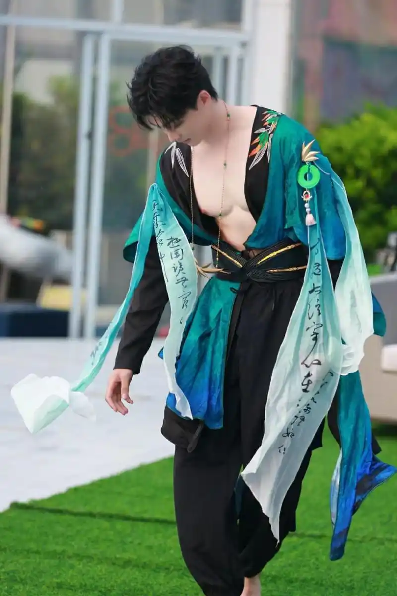 树影斑驳,叶落纷纷,一路的繁华,消瘦在秋风里.#帅哥# #腹肌# #情感