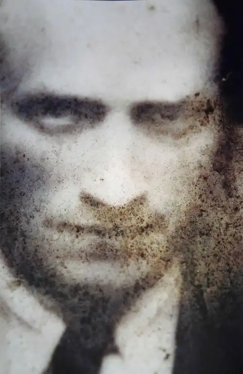 墓碑上模糊的黑白照片