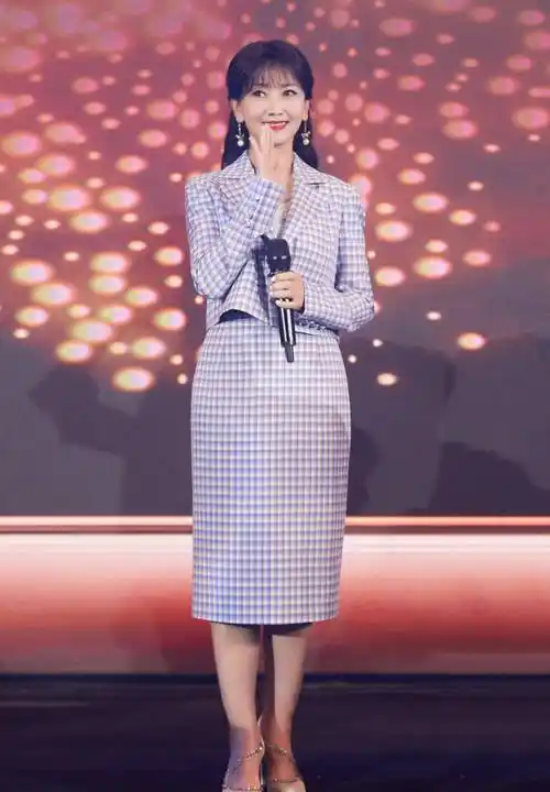 赵雅芝不愧是"不老女神",穿蓝白格纹套装减龄吸睛,状态真绝了_女性