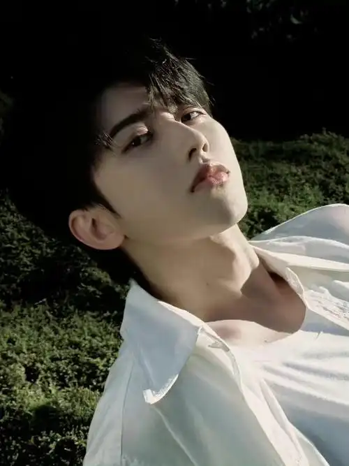 馋死我吧就又被这小眼神钓得心脏玩蹦极这腿这锁骨这筋#蔡徐坤祖玛珑