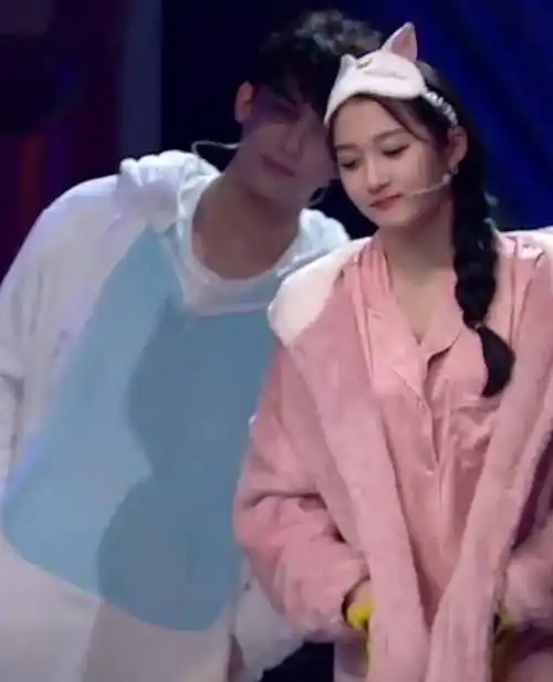 王牌家族睡衣趴,大家都只要睡衣,唯独关晓彤还多了一件它,审美绝了