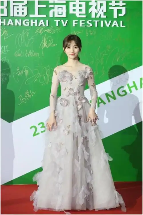 snh48鞠婧祎红毯亮相露肩长裙清新脱俗