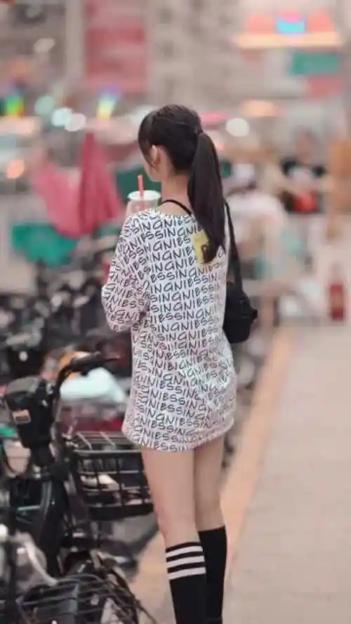 今天逛街看到一个小妹妹的背影太漂亮了