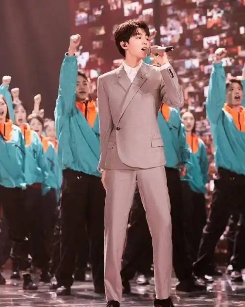 王俊凯关晓彤同台,两人身高差却成焦点,官方身高有无说谎很显然_晚会