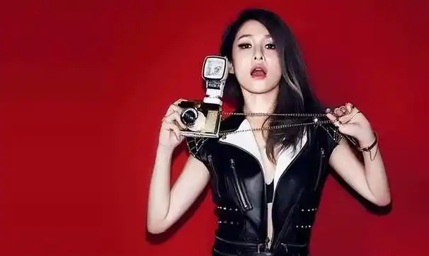 说起整容,如果看过萧亚轩早年的照片,就知道她现在的面容变化有多大了