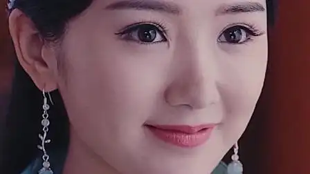 毛晓彤,天生一双有美瞳感觉的眼睛,这一颦一笑真是勾人,真希望她演