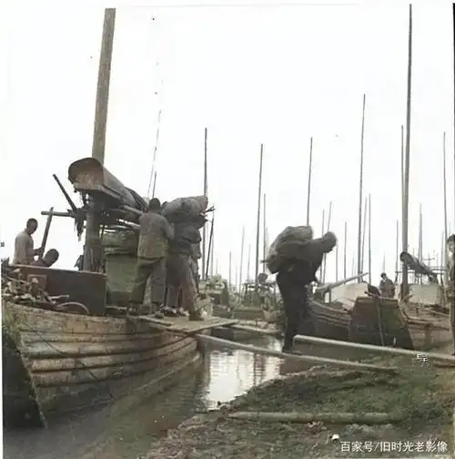 码头搬运货物的工人们