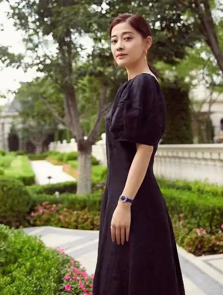 43岁梅婷近照曝光穿牛仔紧身裤腿型完美搭配小白鞋超年轻