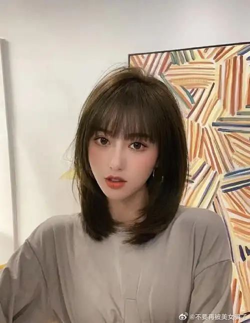 高级且显气质优雅的发型,那么我强烈推荐这款过肩的锁骨发