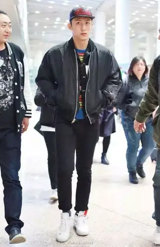 男明星胡一天变机场劳模李易峰穿拖地大衣帅翻了