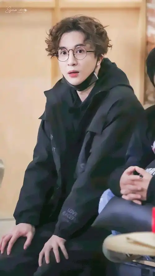 薛之谦《神奇公司在哪里》路透照分享 变身卷毛小"泰迪"圆嘟嘟超可爱