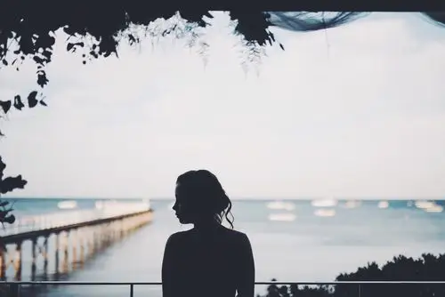 窗边沉思的女孩