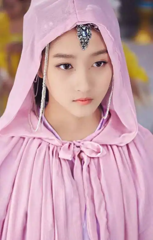 李沁在《楚乔传》中的饰演的元淳公主粉色装扮端庄典雅,手里还抱着