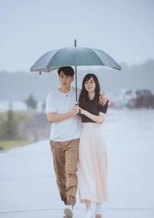 粉丝才知道吴尊出道时就已经结婚2年,他和太太林丽吟16岁就认识了.