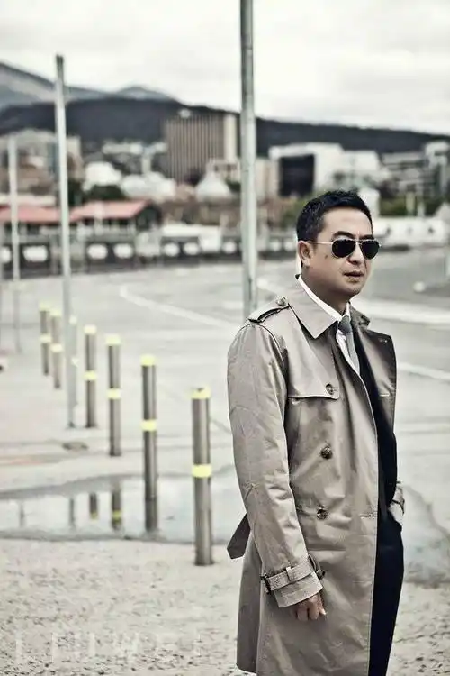 原创都知道张嘉译走路姿势很帅很少有人知道原因如今他也要退出了