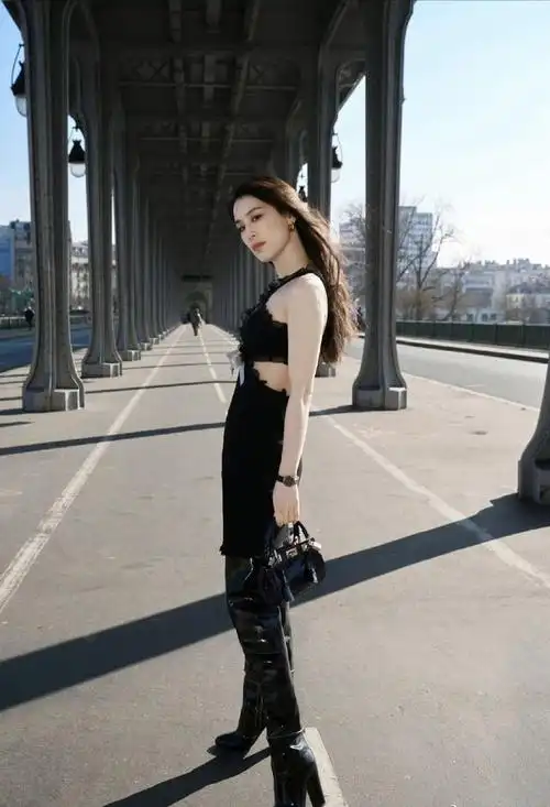 这一张全身照,也直接展现出自己的优点,身高和身材都是完美的,不得不