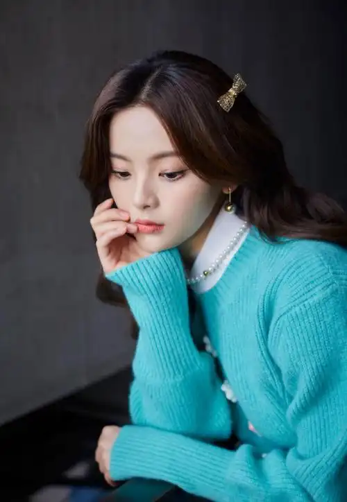 被杨超越的可爱风针织衫穿搭萌化了蝴蝶结针织衫扎麻花辫超美