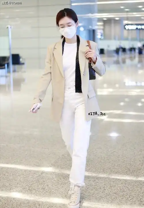 江疏影身穿米色西服外套内搭白上衣牛仔裤随性优雅