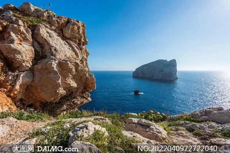 蓝天大海巨石自然风光摄影高清图片