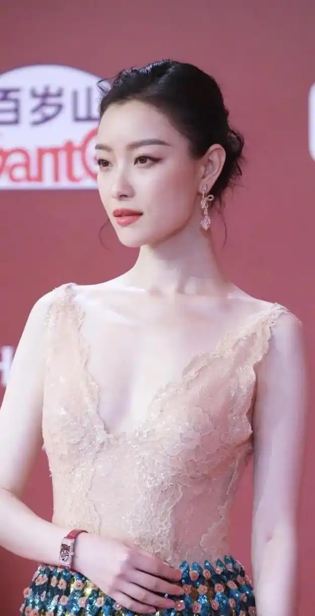 倪妮,身材,气质,颜值都是top的,没什么可说的.太美了