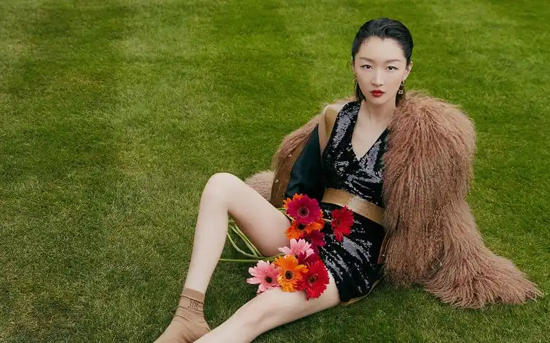 周冬雨皮草性感高清桌面壁纸