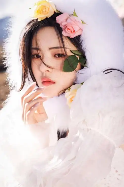 杨超越穿白裙拍荒野大片捧鲜花唯美浪漫