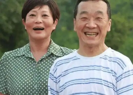 她是著名的小品演员,曾连登8次春晚,丈夫劈腿闺蜜事业毁于一旦|杨蕾