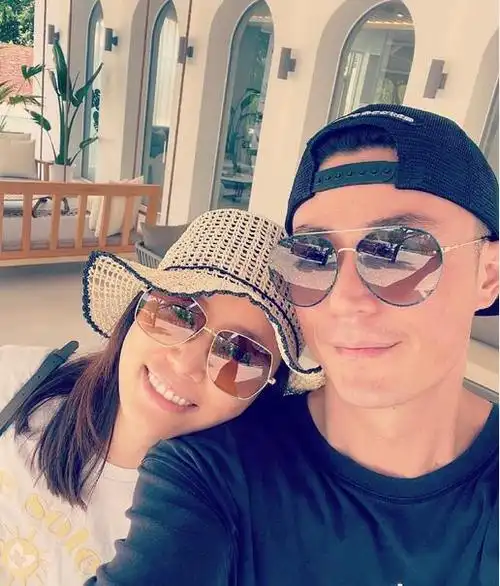 林心如霍建华晒合照秀恩爱与霍建华依偎自拍露出甜蜜笑容