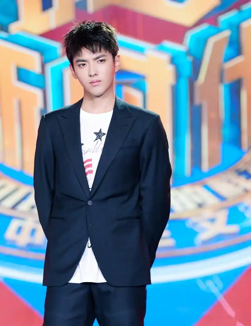 吴亦凡还积极投身公益事业,现场采访透露一直在做篮球公益