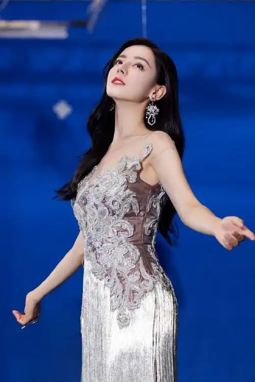 冠珠瓷砖品牌代言人迪丽热巴#xhs刷到了没见过新图@dear-迪丽热巴