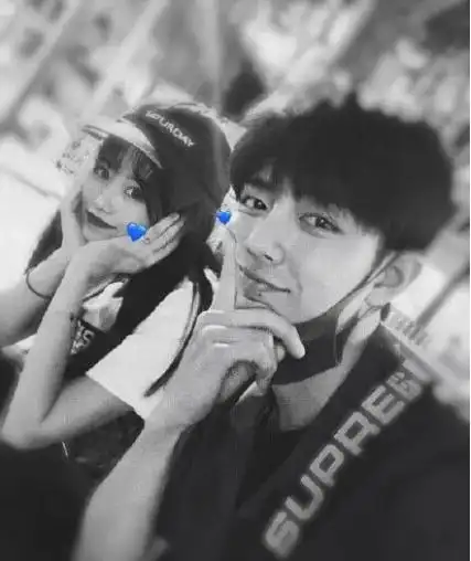 情侣照卖萌照还行,看到自拍照:脑洞真大_肖战_不知道_身体