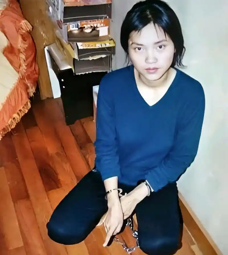 2008年,毒贩杨菊芬在警方的押解下前来指认犯罪现场.