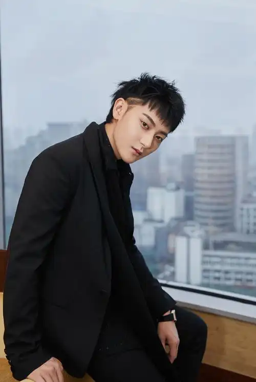 黄子韬帅气撩人活动写真图片