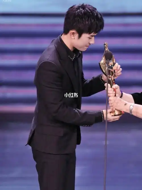 双手接奖杯 弯腰道谢 俯身握手 站立笔直_易烊千玺_易烊千玺未来无界