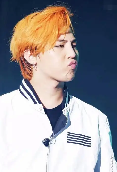 歌手权志龙短头发染橘黄发色