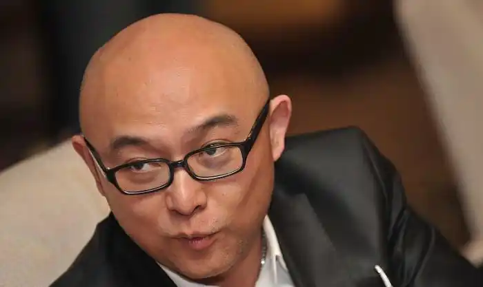 孟非年轻时旧照曝光,头发浓密气质不凡,网友:论头发的重要性