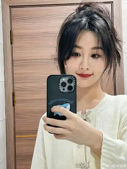 杨紫分享对镜自拍#杨紫分享对镜自拍,这个发型好漂亮