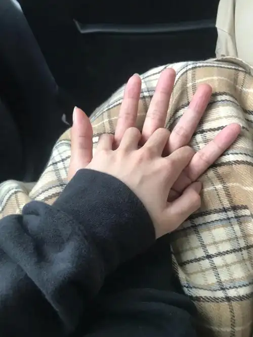 要和喜欢的的人拍好多好多牵手照