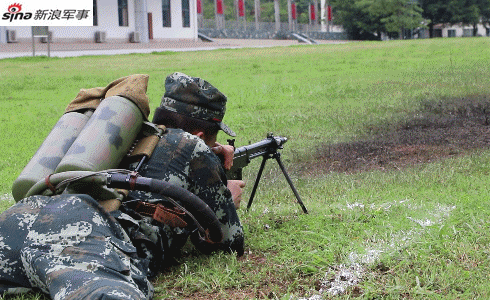 喷火器射击时产生巨大的后坐力
