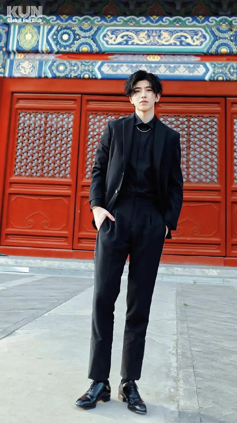 蔡徐坤壁纸我轻尝这一口香浓的诱惑我喜欢的样子你都有