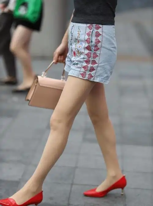 红色高跟鞋凸显女人最高贵的气质