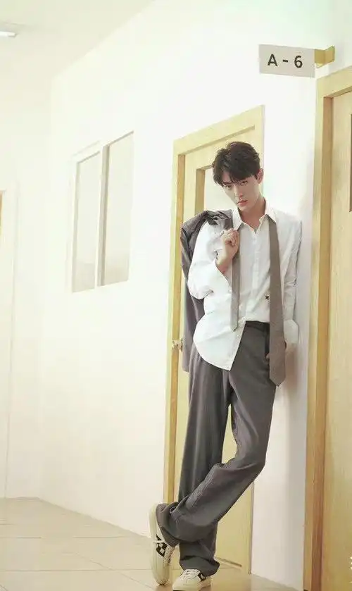 肖战骄阳伴我白衬衫路透来了,糊图都挡不住的帅气